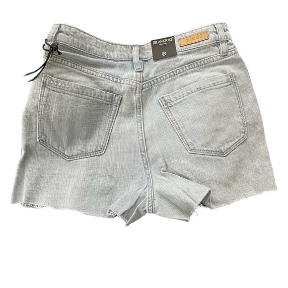 Blank NYC Women’s Denim Short Size 25 in UEX Lt. Blue Hip Area Cut-outs NWT - Picture 3 of 7